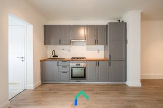 VIRTUELE RONDLEIDING EN RENOVATIERAPPORT BESCHIKBAAR VIA GENTILL.BE<br /><br />Ligging<br />In de Léon Lefèvrestraat bevindt zich deze sfeervolle rijwoning, ideaal gelegen op wandelafstand van het levendige centrum, het station en het ziekenhuis. Dankzij de nabijgelegen E40 is er tevens een uitstekende bereikbaarheid naar zowel Gent als Brussel. <br /><br />Indeling<br /> Via de afgesloten inkomhal betreedt u meteen de grote leefruimte. Er is een volledig vernieuwde open keuken, uitgerust met moderne voorzieningen en voldoende ruimte voor een ontbijthoek of eetplaats. Naast de keuken is er een praktische wasruimte aanwezig en een apart toilet, wat bijdraagt aan het gebruiksgemak van de woning. De voorplaats kan perfect dienst doen als bureau, speelkamer of gezellige zithoek. Een groot schuifraam aan de achterkant zorgt voor veel lichtinval en leidt naar de gezellige koer. Er is ook een handige buitenberging aanwezig. Op de eerste verdieping bevinden zich twee slaapkamers en een badkamer met ligbad, alles zorgvuldig afgewerkt in een warme en huiselijke stijl. Verder is er via een vaste trap ook toegang tot de zolderruimte, welke nog te renoveren is en een uitstekende mogelijkheid biedt als derde slaapkamer of hobby- en werkruimte. Onder de woning bevindt zich bovendien een droge kelder, ideaal voor opslag of wijnliefhebbers. <br /><br />Troeven<br />* Centrale ligging<br />* Vernieuwde open keuken <br />* Veel lichtinval<br />* Mogelijkheid tot extra slaapkamer(s) <br /><br />Bent u op zoek naar een instapklare woning die u op termijn verder kan optimaliseren? Dan is dit een mooie kans op een uitstekende locatie in Zottegem. Contacteer snel Tim voor een bezoek. <br /><br />📞 0487/40.21.28<br />✉️ tim@gentill.be