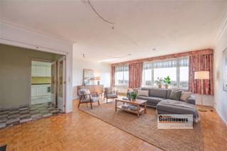 <p><span>Goed onderhouden appartement met weids zicht over Antwerpen met 2 slaapkamers.</span></p><p><span> </span></p><p><span>Dit appartement op de 13de verdieping heeft een heel mooi uitzicht over Antwerpen. Het is goed onderhouden</span></p><p><span>en heeft twee slaapkamers. Gelijkaardige appartementen hebben drie slaapkamers. Mits de nodige aanpassingen is </span></p><p><span>dat hier ook mogelijk. Overal dubbele beglazing.</span></p><p><span><br /></span><span>Indeling:</span></p><p><span> </span></p><p><span>Een ruime inkomhal met ingemaakte kasten.</span></p><p><span>Keuken is goed onderhouden en heeft aanpalend een terras met fantastisch uitzicht.</span></p><p><span>Leefruimte op parket is zeer ruim en kan nog opgesplitst worden voor een derde slaapkamer.</span></p><p><span>Apart toilet.</span></p><p><span>Badkamer is te renoveren.</span></p><p><span>Twee ruime slaapkamers.</span></p><p><span>Kelder nr 41.</span></p>