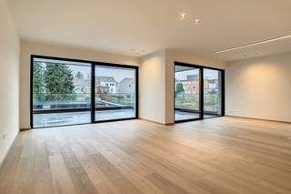 Prachtig nieuwbouwappartement met zeer luxueuze afwerking, 2 slaapkamers, 2 badkamers, ruim terras, kelder en ruime parkeerplaats met laadpaal...