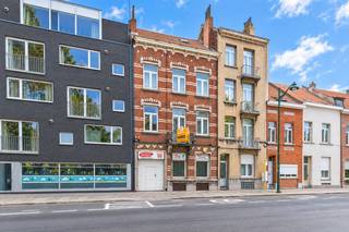 Een interessante opbrengsteigendom bestaande uit 2 te renoveren appartementen (129m² & 81 m²), burelen, binnenkoer en werkplaats op 2 niveaus (300m² + 250m²).<br /><br />APPARTEMENTSGEBOUW (252m²): <br />Gelijkvloers: bureelruimtes (42m²) + doorrit en binnenkoer;<br />Eerste verdieping: appartement 1 (81m²) met woonkamer, badkamer, keuken, eetkamer, slaapkamer en balkon;<br />Tweede en derde verdieping: appartement 2 (129m²) met woonkamer, keuken, eetkamer, badkamer + 3 slaapkamers en toilet.<br /><br />WERKPLAATS (totaal 550m²): open gelijkvloers 300m² + plateau 250 m² op de verdieping.<br /><br />Buitenschrijnwerk PVC dubbel glas - verwarming via gasconvectoren<br />Individuele gas- en elektriciteitsmeters + twee watermeters met tussentellers voor beide appartementen<br />EPC: 423 KwH/m² + 484 Kwh/m² - UC: 44938-01-4 + 744937-01-6<br />Perceeloppervlakte: 4a 61ca<br /><br />Alle documenten zijn beschikbaar op aanvraag.