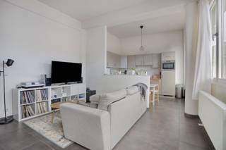 Dit charmante appartement, gelegen op de eerste verdieping aan de Leuvensestraat 21, geniet van een uitstekende centrale ligging in het hart van Aarschot.<br /><br />Bij het betreden van het appartement komt u in de inkomhal, die toegang biedt tot een lichtrijke leefruimte met aansluitende keuken. Dankzij de grote ramen geniet de ruimte van veel natuurlijk licht. Verder beschikt het appartement over een ruime slaapkamer, een badkamer met voorziening voor een wasmachine en een apart toilet. De hoge plafonds creëren bovendien een aangenaam en ruimtelijk gevoel.<br /><br />Het appartement is momenteel verhuurd, wat het niet alleen interessant maakt als investering, maar ook mogelijkheden biedt voor eigen bewoning op termijn.<br />Bent u op zoek naar een centraal gelegen appartement met veel licht en karakter? Dan is dit pand zeker een bezoek waard!<br /><br />Interesse? Neem contact op met Thomas via +32 499 22 99 24 of thomas@sophimo.be.