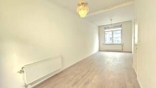 <br />Gelijkvloerse studio <br />Opgelet: gelieve voor een afspraak niet te bellen, maar een bericht te sturen via deze site, dankjewel<br /><br /><strong>KENMERKEN</strong><br />Eigen meters voor de nutsvoorzieningen.<br />Verwarming op gas.<br />EPC: D.<br />Beschikbaar: onmiddellijk.<br />Gemeenschappelijke kosten: 25 euro/maand (incl. schoonmaak en elektriciteit trappenhal).<br /><br /><strong>INDELING</strong><br />Leefruimte met open keuken.<br />Douchekamer met toilet.<br /><br /><strong>VOORWAARDEN</strong><br />Maximum 2 personen.<br />3 maanden huurwaarborg.<br />Ongeveer 210 euro voor plaatsbeschrijving.