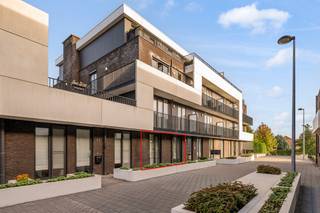 <strong>TE KOOP | Instapklaar gelijkvloers appartement in het centrum van Heist-op-den-Berg.</strong><br /><br /><strong>Comfortabel wonen op een toplocatie, met alle voorzieningen binnen handbereik!</strong><br /><br />Op zoek naar een instapklaar appartement op een centrale locatie?<br />Dit gelijkvloers appartement, gelegen aan de Postweg 25 bus 1 in Heist-op-den-Berg, combineert hedendaags wooncomfort met een uitstekende ligging.<br />Winkels, horeca en andere voorzieningen bevinden zich op wandelafstand.<br /><br /><strong>Indeling:</strong><br />Via de inkomhal kom je in de<strong> lichtrijke leefruimte met open keuken</strong>.<br />Verder omvat het appartement een <strong>praktische berging, een badkamer, een apart toilet en twee slaapkamers</strong>.<br />Aansluitend aan de leefruimte bevindt zich het <strong>terras</strong>.<br /><br /><strong>Er is een ondergrondse private autostaanplaats en een afzonderlijke kelderberging verplicht bij aan te kopen voor 25 000 EUR.</strong><br /><br /><strong>Technische kenmerken:</strong><br />Bouwjaar: 2013<br />Verwarming: centrale verwarming op aardgas<br />EPC: 118 kWh/m²/jaar | energielabel B<br /><br /><strong>Gemeenschappelijke kosten: ca. € 90 per maand.</strong><br /><br /><strong>Ontdek dit appartement online:</strong><br />Benieuwd naar de indeling en de mogelijkheden?<br />Bekijk de foto's en interactieve grondplannen op onze website.<br />🌐 www.wijns.be<br /><br /><strong>Interesse?</strong><br />Zie jij jezelf hier wonen?<br />Contacteer ons gerust voor meer informatie of een bezoek ter plaatse.<br />📞 0473/33 33 33<br />✉️ philip@wijns.be<br /><br />Misschien wordt dit wel jouw nieuwe thuis!