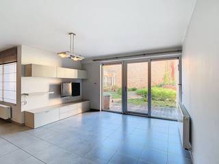 Appartement au rez-de-chaussée avec 2 chambres et terrasse au cœur de Bruges. Cet appartement est idéalement situé à proximité des commerces, des écoles et des restaurants. En plein centre mais dans une oasis de paix. Disposition :Étage : salon (20 m²) - salle à manger (10 m²) - cuisine ouverte (8 m²) avec cuisinière à induction, hotte, lave-vaisselle, four, réfrigérateur et congélateur - terrasse (12 m²) - chambre 1 (8 m²) - chambre 2 (10 m²) - toilettes séparées - salle de bain (5 m²) avec baignoire avec paroi de douche, lavabo et armoire miroir - rangement (3 m²) avec raccordement machine à laver. -1°V. : parking souterrain Dans l'ensemble :- Prix de location : 950,00 €/mois- Emplacement : 80,00 €/mois - Frais de commission moyens : 95,00 €/mois- Disponible à partir du : 01/05/2026Avantages :- Excellente situation - Douillet - Terrasse ensoleillée Le moyen le plus rapide pour visiter cette propriété ? Demandez votre visite via le bouton rose de notre site Web (www.dewaele.com) et vous serez contacté par notre expert en location Broes. Les rendez-vous ne peuvent pas être pris par téléphone. Pour toute autre question, vous pouvez nous contacter par téléphone au 050 444 999.