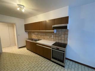 <p><span>Appartement situé au centre avec grande terrasse : entrée, séjour, cuisine équipée, wc, salle de bains, 2 chambres et terrasse.  Libre actuellement.  Frais généraux 80 euros/mois. Pour info ou visite, appelez le 056.21.58.00 ou www.immo-lvb.be, allez à la propriété et réservez le rendez-vous via agenda.</span></p>