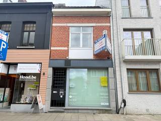 Commercieel gelijkvloers op supercentrale ligging in het winkelcentrum van Brasschaat. Enkel te huur als pop-up!<br /><br />Het gelijkvloers geniet een oppervlakte van +/- 66 m² en is voorzien van sanitair en kitchenette.<br /><br />Individuele nutsvoorzieningen voor gas en elektriciteit.<br /><br />Onroerende voorheffing ten laste van de huurder.