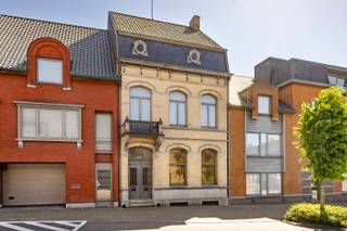 In het pittoreske Pittem, langs de Tieltstraat en nabij de Meulebekestraat, bevindt zich deze uitzonderlijke eigendom vol karakter, ruimte en potentieel. Deze unieke combinatie van een neoclassicistische herenwoning en een ruim magazijn biedt een zeldzame opportuniteit voor wie op zoek is naar grandeur, authenticiteit én veelzijdige ontwikkelingsmogelijkheden.<br /><br />De charmante herenwoning, gelegen op een perceel van 532 m², beschikt over maar liefst 377 m² bruikbare vloeroppervlakte en straalt tijdloze elegantie uit dankzij haar authentieke architectuur en karaktervolle elementen.<br /><br />Aanvullend omvat het geheel een veelzijdig magazijn gelegen in de Meulebekestraat 4 te Pittem, op een perceel van 276 m² en goed voor een uitzonderlijke bruikbare oppervlakte van ca. 450 m². Dankzij de centrale ligging en de ruime indeling leent dit pand zich perfect voor uiteenlopende doeleinden, waaronder projectontwikkeling, opslag, zelfstandige activiteiten of investeringsprojecten.<br /><br />Deze unieke eigendom combineert wonen, werken en investeren op een toplocatie in het hart van Pittem en biedt tal van mogelijkheden voor wie ruimte en potentieel weet te waarderen.<br /><br />MOGELIJKE ONTWIKKELINGSSCENARIO:<br />Combinatie ééngezinswoning + meergezinswoning<br />* Tieltstraat 3 als ééngezinswoning met private tuin (binnen perceel 1E2) <br />* Meulebekestraat 4 als meergezinswoning (2 woongelegenheden op verdieping) <br />* Gemeenschappelijke tuinruimte toegankelijk voor alle bewoners, ook die van ééngezinswoning (perceel 2H)<br />* Gelijkvloers Meulebekestraat 4 als parkeerruimte en fietsenstalling <br />* Differentiatie in woontypologieën mogelijk (bv. 1- en 2-slaapkamerunits, volgens verordening)