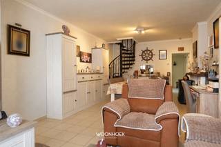 <div><section><p>Maak kennis met deze charmante, op te frissen woning, rustig gelegen in het hart van Gentbrugge en op een boogscheut van Gent. Dankzij de centrale ligging bevinden winkels, scholen, ontspanningsmogelijkheden, openbaar vervoer en belangrijke invalswegen zich in de onmiddellijke omgeving. Met vier slaapkamers en een aangename, ruime stadskoer biedt deze woning uitzonderlijk veel mogelijkheden.</p></section></div><hr /><p>Bij het binnenkomen van de woning via de inkomhal komt u terecht in een ruime en lichtrijke leefruimte. De aangename ruimte beschikt over een gezellige zit- en eethoek en biedt de ideale balans tussen comfort en functionaliteit.</p><p>Aansluitend bevindt zich de volledig ingerichte keuken, voorzien van de nodige toestellen en voldoende werk- en opbergruimte voor dagelijks gebruik. Ook de badkamer, uitgerust met een douche en toilet, bevindt zich op het gelijkvloers.</p><hr /><p>Achteraan beschikt de woning over een ruim en volledig privatief stadsterras. Deze aangename buitenruimte biedt de nodige rust en vormt de ideale plek om te ontspannen. Zo geniet u van een fijne combinatie van privacy en een uiterst centrale ligging.</p><p>Op de eerste verdieping bevinden zich twee volwaardige slaapkamers die voldoende ruimte en comfort bieden. De tweede verdieping telt nog twee extra slaapkamers, die eveneens flexibel kunnen worden ingericht als kinder-, logeer- of bureauruimte.</p><hr /><p>Dankzij de centrale maar rustige ligging, de vier slaapkamers en de ruime stadstuin vormt deze woning een mooie opportuniteit voor starters, gezinnen met kinderen en investeerders.</p><p>Bij Woonhoek Vastgoed begeleiden we u graag met aandacht en inzicht. Benieuwd wat deze woning voor uw toekomst kan betekenen?</p><p>Vraag uw bezoek eenvoudig online aan, telefonisch via 09 310 77 07 of via mail naar info@woonhoekvastgoed.be</p>