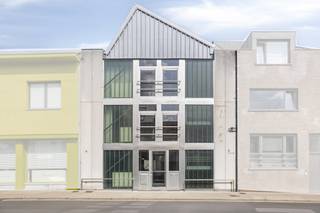 Het gebouw bestaat uit 3 verdiepingen die flexibel in te richten zijn. Dit maakt het pand oa. geschikt voor uiteenlopende professionele...