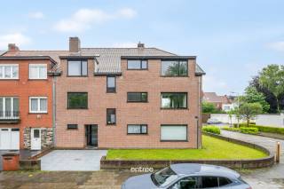 Ontdek nu dit goed gelegen, ruime enrecente appartement.<br />Het appartement omvat 3 slaapkamers, een lichtrijke leefruimte met leuk terras.<br />Verder is er een volledig geïnstalleerde keuken en aangename badkamer.<br /><br />Huurprijs appartement: 875 euro plus 15euro gemeenschappelijke kosten en 70 euro voor de garagebox<br /><br />Aan de achterzijde van het gebouw is er een ruime garagebox met staanplaats ervoor.<br />Het betreft een kleinschalige residentie, wat zich ook vertaalt in lage gemeenschappelijke kosten.<br /><br />Interesse? Bel Matthias 0497/76.84.89