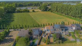 PLAN JOUW BEZOEK: calendly.com/julimmo/molendreef<br /><br />In Sint-Amands vinden we deze charmante halfopen bebouwing terug op een bijzonder rustige en landelijke locatie. De woning vormt een ideale combinatie van ruimte, groen en rust.<br /><br />Via de inkomhal bereiken we de leefruimte. Aansluitend bevindt zich de keuken, die op haar beurt toegang geeft tot de badkamer. De praktische indeling zorgt ervoor dat alle leefruimtes mooi met elkaar verbonden zijn.<br /><br />Op de eerste verdieping bevinden zich twee volwaardige slaapkamers. Via een vaste trap bereiken we vervolgens de ruime zolderverdieping. Deze ruimte biedt heel wat mogelijkheden en kan perfect ingericht worden als extra slaapkamer, hobbyruimte of bureauruimte.<br /><br />Een absolute troef van deze eigendom zijn de prachtige vergezichten. Vooraan kijk je uit over de velden met daarachter de dijk, terwijl je achteraan geniet van een open zicht op de omliggende maisvelden. De mooie tuin vormt hierbij een aangename buitenruimte, met als blikvanger een grote appelboom die zorgt voor extra charme.<br /><br />Verder beschikt de woning over een praktische kelder en een afzonderlijke garage, wat zorgt voor voldoende bergruimte en parkeermogelijkheden.<br /><br />Ben je op zoek naar een woning in een groene, rustige omgeving?<br />Contacteer ons gerust via bryann@julimmo.be of 0492 86 51 03.