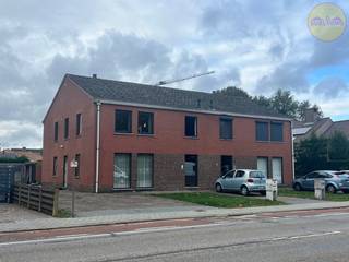 <br />Comfortabel appartement op de eerste verdieping, centraal gelegen aan de Beringsesteenweg 54 bus 4 in Heppen (Leopoldsburg).<br /><br />Dit appartement biedt een praktische indeling en een gunstige ligging. Met een bewoonbare oppervlakte van 89 m² vind je hier alles wat je nodig hebt voor comfortabel wonen.<br /><br />De woonkamer, opgedeeld in een eet- en zithoek, vormt een gezellige leefruimte. Aansluitend is er een compacte ingerichte keuken met koelkast, oven en elektrisch fornuis. Verder zijn er twee slaapkamers en een badkamer die volledig betegeld is en recent een nieuwe vloer kreeg. De badkamer beschikt over een douche, toilet, lavabo met kast en een aansluiting voor een wasmachine.<br /><br />Het appartement werd voorzien van enkele belangrijke vernieuwingen: PVC-ramen met dubbele beglazing (2019) en een condenserende gasketel (2014). Het resultaat is een energiezuinig geheel met een gunstig EPC-label B (198 kWh/m²).<br /><br /><strong>Extra pluspunten</strong>
<ul>
<li>Aparte inkom met trap (gedeeld met slechts één ander appartement)</li>
<li>Parlofoon</li>
<li>Garage (inbegrepen in de prijs)</li>
<li>Energiezuinig, geen renovatieverplichting</li>
</ul>
<br />Heeft u interesse in dit appartement? Neem dan snel contact op met ons via 014 84 83 69 of via info@sublimmo.be!<br /><br />