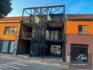 <strong>Dit appartement is beschikbaar vanaf 1 januari 2027! <br />Géén vaste kosten! <br />Autostaanplaats verplicht mee te huren aan € 55,00 per maand! </strong><br /><br />In het centrum van Diepenbeek vinden we dit gezellig 1-slaapkamerappartement terug. Aan comfort is er in dit appartement geen gebrek: er zijn inbouwkasten voorzien in de leefruimte en slaapkamer, de raamdecoratie en verlichting zijn reeds aanwezig, er zijn zonnepanelen én tijdens zomerse dagen hou jij het hoofd koel dankzij de geïnstalleerde airco (waarmee je ook kan verwarmen!). <br /><br />Het appartement ligt bijzonder centraal: op wandelafstand vinden we de supermarkt, openbaar vervoer, het gezellige marktplein van Diepenbeek, horeca, winkels, ... Ook het op- en afrittencomplex van de E313 is makkelijk te bereiken, net als grootsteden Hasselt en Genk. Qua locatie kun je het niet beter hebben!<br /><br />De indeling is als volgt: leefruimte met zit- en eethoek, keuken, berging, badkamer, slaapkamer en terras. <br /><br />Er werd nagedacht over opbergruimte: dankzij de vele inbouwkasten én de extra bergruimte kun je al je spullen makkelijk kwijt. Onderhoudsvriendelijk is het appartement eveneens en ook aan de moderne noden werd aandacht besteed: zonnepanelen dragen bij aan lage energiekosten en je leefruimte koelen of verwarmen kan met de voorziene airco. Genieten van de buitenlucht? Dat kan op het mooie terras, waar je veel privacy geniet. <br /><br />Je wagen parkeer je op de parkeerplaats die bij het appartement hoort, achteraan het gebouw. Er is eveneens een gemeenschappelijke fietsenstalling voorzien waar voldoende plaats is om jouw stalen ros veilig te parkeren. <br /><br />Word jij de bewoner van dit prachtig appartement? Surf naar www.vdv-vanderveken.be, kies bij “TE HUUR” voor dit pand en vul de kandidatenfiche in (klik in het gouden balkje op “Ik wil dit pand graag huren!”). Wij contacteren je voor een afspraak! <br />