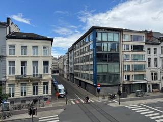 <strong>Deze zeer ruime studentenkamer is gelegen in een prachtig authentiek gebouw in Beaux-Arts stijl in Antwerpen centrum op uitstekende locatie.<br /><br /></strong><span>De zeer lichtrijke kamer heeft een oppervlakte van 38m². De privé badkamer ca 4m² is gelegen op de gang en is voorzien van een eigen douche, toilet en wastafel met spiegelkast.</span><strong><br /></strong><span>Elke verdieping in het gebouw is voorzien van een gemeenschappelijke keuken met een keramisch 4-pitsvuur; een vaatwasser; twee koelkasten; een vriezer en genoeg opbergruimte.</span><strong><br /><br /></strong><span>Het gebouw is voorzien van een lift en een gemeenschappelijke fietsenberging.</span><br /><br /><strong>BIJZONDERHEDEN:</strong><br /><span>*Prachtig authentiek gebouw in beaux arts stijl</span><br /><span>* Uitstekende locatie te Antwerpen centrum nabij Leopoldstraat, de Nationale Bank, Stadspark, winkels, supermarkt, openbaar vervoer, scholen.</span><br /><span>* Zeer gunstig EPC van 140 kWh/m²/jaar</span><br /><span>* Fietsenberging in het gebouw</span>