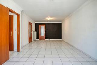 Dakappartement te koop in Zwevegem, rustig gelegen op korte afstand van het centrum met winkels, scholen, horeca en andere dagelijkse voorzieningen. Dankzij de vlotte verbinding met diverse invalswegen bereik je ook steden zoals Kortrijk in een mum van tijd. Een ideale woonst voor eigen gebruik én/of een interessante investeringsopportuniteit.<br /><br />Indeling: <br />- inkomhal met gastentoilet<br />- ruime leefruimte (28 m²)<br />- afzonderlijke, uitgeruste keuken<br />- bergruimte nabij keuken<br />- badkamer voorzien van ligbad, lavabomeubel en aansluiting voor wasmachine en droogkast<br />- 2 slaapkamers<br />- kelderberging<br /><br />Troeven:<br />- rustige ligging nabij het centrum van Zwevegem<br />- vlotte verbinding met Kortrijk en omliggende steden<br />- ideaal als investering of voor eigen gebruik<br /><br />Mogelijkheid tot aankoop van een garagebox in het complex tegen een vaste prijs van 17.500 euro. <br /><br />Meer informatie of een bezoek gewenst? <br />Contacteer Cléo Derekx (0472/183996).<br /><br />Bestuursmaatregelen in het maatregelenregister: nee<br /><br />Deze AI-visualisaties zijn bedoeld als inspiratie. Er werd geen rekening gehouden met technische specificaties, stedenbouwkundige voorschriften of de concrete mogelijkheden tot realisatie.
