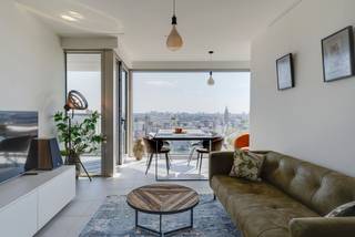 Wonen op toplocatie in hartje Antwerpen met een uitzonderlijk zicht over de stad!Prachtig gemeubeld appartement te huur in de Antwerp Tower, gelegen...