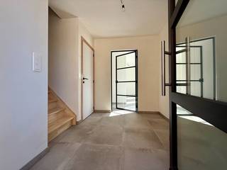 In Sint-Eloois-Winkel vindt u deze ruime en energiezuinige halfopen vernieuwbouwwoning op een perceel van 321 m², met een bewoonbare oppervlakte...