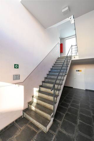 Bekijk dit appartement uitgebreid op www.koosi.beDit ruim appartement met zéér grote living is gelegen op de eerste verdieping van een gebouw op...