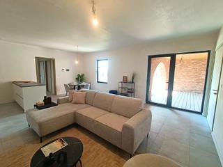 <p><span>Op zoek naar een comfortabel, energiezuinig appartement in een groene en rustige omgeving? Dit stijlvolle nieuwbouwappartement in residentie De Distillerie combineert modern wooncomfort met een uitzonderlijk uitzicht op de riante parktuin.</span></p>
<p><span>Het appartement bevindt zich op de eerste verdieping en beschikt over een lichtrijke leefruimte met open keuken, volledig uitgerust met kwalitatieve Siemens-toestellen: inductiekookplaat, ingebouwde dampkap, combi-oven, koelkast en vaatwasser.</span></p>
<p><span>Verder vind je er twee ruime slaapkamers, een moderne badkamer met douche en dubbele lavabo, een afzonderlijk toilet en een praktische berging. Via een vlizotrap bereik je bovendien de zolder, die extra opbergruimte biedt.</span></p>
<p><span>Een absolute troef is het ruime, overdekte terras met prachtig uitzicht op de parktuin: de ideale plek om in alle rust te genieten.</span></p>
<p><span>Dankzij zonnepanelen, een warmtepomp en ventilatiesysteem type D woon je hier energiezuinig en toekomstgericht.</span></p>
<p><span>Een private parkeerplaats en berging zijn inbegrepen in de prijs. Daarnaast zijn er gemeenschappelijke parkeerplaatsen met laadpaal voor elektrische voertuigen.</span></p>
<p><span>Een instapklaar nieuwbouwappartement met veel comfort, groen en ruimte.</span></p>
<p><span>Plan je bezoek en ontdek zelf wat dit appartement te bieden heeft.</span></p>