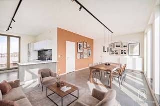 Deze penthouse is werkelijk een unieke kans. TOPGELEGEN mooi recent lichtrijk appartement met 2 terrassen en zicht op het Handelsdok. INDELING: inkom, apart toilet, berging, gezellige grote lichtrijke leefruimte met zicht op het Handelsdok, open geïnstalleerde keuken, 2 grote terrassen, 2 grote slaapkamers, badkamer (ligbad) en een douchekamer met lavabo.Ondergrondse kelder. TROEVEN: recente bouw, kwalitatieve afwerking, en dit op een TOPLOCATIE, cv aardgas, dubbele beglazing, GOED EPC. Mogelijkheid bijkopen ondergrondse garage (€35.000)Bezoek na afspraak met Immo Beguin: tessa@immobeguin.beDit zoekertje omvat enkele AI-gegenereerde visualisaties.