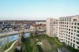 Dit ruime en kwalitatief afgewerkte appartement van 99 m² met een terras van 15 m² maakt deel uit van het recente nieuwbouwproject Liv De Molens, gelegen op een centrale maar rustige locatie in Deinze. Het project bevindt zich langs de oevers van de Leie en biedt een aangenaam uitzicht over het water en het toekomstige stadspark, dat zal uitgroeien tot een groene ontmoetingsplaats voor bewoners en bezoekers.<br /><br /><strong>Ligging en omgeving</strong><br />De stad Deinze biedt een evenwicht tussen stedelijk comfort en een groene, aangename woonomgeving. Winkels, scholen, openbaar vervoer en recreatiefaciliteiten bevinden zich op wandel- en fietsafstand. Dankzij de nabijheid van de E17 en het treinstation is er een vlotte verbinding met Gent, Kortrijk en de rest van de Leiestreek.<br /><br /><strong>Indeling en afwerking</strong><br />Het appartement omvat twee slaapkamers en een lichtrijke leefruimte met open keuken. De grote raampartijen zorgen voor een overvloed aan natuurlijk licht en bieden een rechtstreeks zicht op de Leie. Het westelijk georiënteerd terras heeft een oppervlakte van 15 m². De afwerking is van hoog niveau, met onder meer vloerverwarming, parketvloeren en duurzame materialen die bijdragen aan een aangenaam en energie-efficiënt wooncomfort. Dankzij de doordachte indeling en het moderne interieur is dit appartement geschikt voor zowel eigen bewoning als investering.<br /><br /><strong>Parkeerplaats en berging</strong><br />Naast de ondergrondse berging die is inbegrepen in de prijs, kan er ook een ondergrondse staanplaats worden aangekocht aan de prijs van 35.000 euro. <br /><br /><strong>Project Liv De Molens</strong><br />Liv De Molens is een hedendaags en duurzaam nieuwbouwproject dat uitblinkt in architecturale kwaliteit en wooncomfort. De gemeenschappelijke delen zijn met zorg aangelegd en sluiten harmonieus aan op de groene omgeving langs het water.<br /><br />Het appartement is momenteel verhuurd aan €950 per maand, exclusief €80 provisie, wat het tot een interessante investeringsopportuniteit maakt met onmiddellijk rendement. Indien de koper het pand zelf wenst te betrekken, dient rekening te worden gehouden met de wettelijke opzegtermijnen.<br /><br />De verkoop vindt plaats onder het tarief van 2% registratierechten bij aankoop als enige en eigen woning, of 12% voor investeringsdoeleinden.<br /><br />Epeil 22 / elektriciteit conform / centrale verwarming op aardgas <br /><br />Meer info kunt u vrijblijvend bekomen via 09 278 78 79 of guillian@landbergh.be