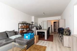 Gerenoveerd hoekappartement.Op de eerste verdieping van een verzorgd gebouw bevindt zich dit volledig gerenoveerde hoekappartement (2021). Bij het...