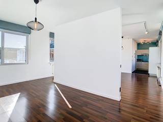 Ontdek deze charmante loft te huur in Mechelen. De loft werd recent volledig opgeknapt en herschilderd.Veel lichtinval en locatie zijn één van de grote troeven van dit appartement.Beschikbaar vanaf 1/12/2025.Geen gemeenschappelijke kosten.Indeling:- Inkomhal- Badkamer met nieuw douche en lavabomeubel- Ruime leefruimte met veel lichtinval-Volledig uitgeruste keuken- Eén slaapkamer- Berging- Groot privéterras op het gelijkvloersTroeven:- Volledig vernieuwd interieur- Fietsparkeerplaats inbergrepen- Ruim privé terras op het gelijkvloers- Geen gemeenschappelijke kostenDeze leuke lichtrijke loft heeft heel wat te bieden!Plan snel je bezoek in.Ga naar www.dewaele.com, vraag je bezoek online aan via de rode knop.Vervolledig je huurprofiel en wij nemen contact met je op om samen een bezoek in te plannen.Tot snel!