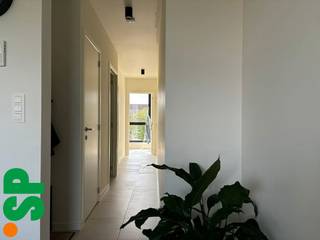 Het appartement heeft de volgende indeling: Via de inkomhal met gastentoilet (tegels) is er toegang tot de ruime en lichtrijke woonkamer...