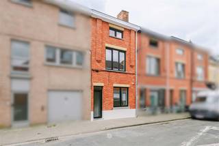 <p><span>GENTBRUGGE - Stijlvol gerenoveerde woning met zonnige stadstuin</span></p><p><span> </span></p><p><span>Gelegen in de Henri Bouckaertstraat 24 te Gentbrugge bevindt zich deze instapklare gezinswoning met 3 slaapkamers en een zuidwestgerichte stadstuin. </span></p><p><span> </span></p><p><span>De woning onderging in 2026 een totaalrenovatie waarbij werd ingezet op kwalitatieve materialen, een doordachte indeling en hedendaags wooncomfort. </span></p><p><span>Het gunstige EPC-label A vormt daarbij een extra troef. </span></p><p><span> </span></p><p><span>De centrale ligging zorgt voor een uitstekende bereikbaarheid. Winkels, scholen, openbaar vervoer en belangrijke invalswegen bevinden zich in de onmiddelijke omgeving, terwijl u tevens geniet van een vlotte verbinding naar het centrum van Gent. </span></p><p><span> </span></p><p><span>Enkele troeven: </span></p><ul><li><span>Totaalrenovatie in 2026</span></li><li><span>EPC A</span></li><li><span>Zuidwestgerichte stadstuin met tuinhuis</span></li><li><span>Kwalitatieve afwerking en materialen</span></li><li><span>Praktische en doordachte indeling</span></li><li><span>Centrale ligging</span></li></ul><p><span> </span></p><p><span>Indeling: </span></p><p><span>Gelijkvloers:</span></p><p><span>Via de inkomhal met berging en gastentoilet bereikt u de eetplaats met aansluitend de open keuken en leefruimte. Vanuit de leefruimte heeft u toegang tot de zonnige stadstuin met ruim tuinhuis.</span></p><p><span>Verdieping(en): </span></p><p><span>Op de eerste verdieping bevinden zich een slaapkamer, een apart toilet en een badkamer uitgerust met een inloopdouche, ligbad en dubbel lavabomeubel. </span></p><p><span>De tweede verdieping omvat twee bijkomende slaapkamers. </span></p><p><span> </span></p><p><span>Verder beschikt de woning over een praktische kelder. </span></p><p><span> </span></p><p><span>Belangrijk: </span></p><p><span>Richtprijs: 545.000 EUR</span></p><p><span>EPC: A</span></p><p><span> </span></p><p><span>Contacteer Axel Lenaerts Makelaars voor meer informatie of een bezoek: <span>destelbergen@axellenaerts.be</span></span><span> of 09/219.08.77</span></p>