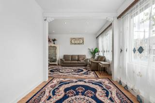 <p>Opbrengsteigendom in het centrum van Mortsel met een commercieel gelijkvloers van 147 m².</p>

<p> </p>

<p>Deze opbrengsteigendom aan de Antwerpsestraat in Mortsel combineert een uitstekende locatie met een volledige renovatie in 2024. Dankzij de centrale ligging nabij winkels, scholen, openbaar vervoer, park en belangrijke invalswegen geniet dit pand van een sterke bereikbaarheid en visibiliteit. Het commerciële gelijkvloers van maar liefst 147 m² biedt tal van mogelijkheden voor handel, kantoor of vrije beroepen. Daarnaast beschikt het gebouw over een ruime woonentiteit met 5 slaapkamers (8 mogelijk) en 2 badkamers, wat dit pand bijzonder interessant maakt als investering of combinatie wonen en werken. De vernieuwde afwerking zorgt voor een instapklaar geheel in een levendige woonkern.</p>

<p>Belangrijkste ruimtes:<br />• Commercieel gelijkvloers van 147 m² geschikt voor diverse activiteiten<br />° 3 slaapkamer appartement van 101m2 op de 1e verdieping<br />° 2 slaapkamer appartement van 84m2 op de 2e verdieping<br />• 2 badkamers functioneel ingericht<br />• Terrassen met buitenruimte<br />° Optopping mogelijk om 2 extra slaapkamers te creëeren.<br />° Alle apparaturen van de commerciële ruimte zijn inclusief inbegrepen.<br />° Bijkomend vergund rooftop terras van +-20m2.</p>

<p> </p>

<p>Troeven:<br />• Centrale ligging in Mortsel nabij openbaar vervoer, scholen en invalswegen<br />• Appartement op het eerste verdieping is volledig gerenoveerd in 2024<br />• Commercieel handelelsruimte mogelijk om van bestemming te wijzigen naar een gelijkvloers appartement.</p>

<p> </p>

<p>Neem vandaag nog contact op met je ERA-makelaar voor een bezoek.</p>

<p> </p>

<p>JOUW DROOM+OPBRENGSTEIGENDOM. ZO GEVONDEN!</p>