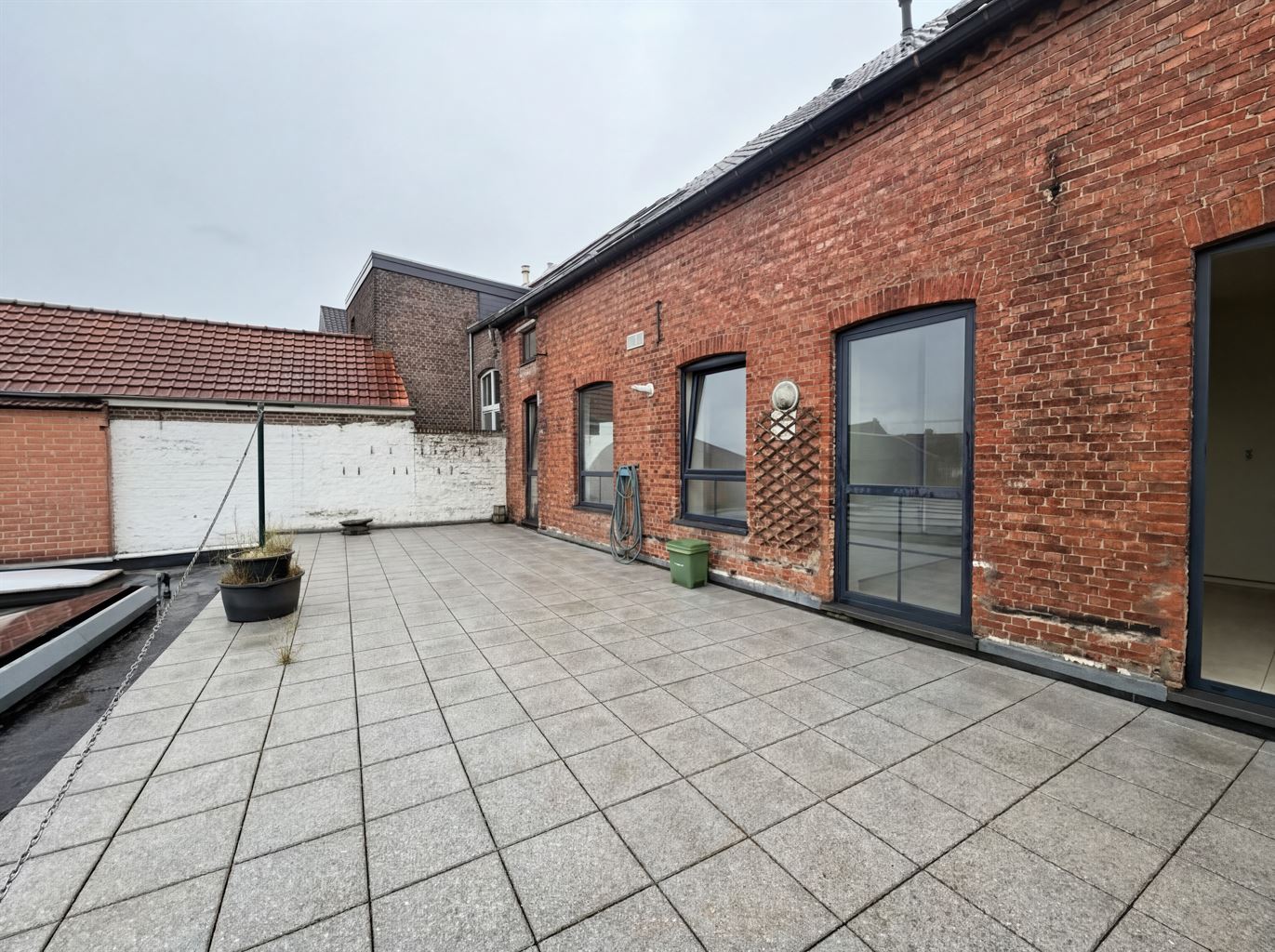 Zeer ruim 2-slaapkamer appartement met groot terras in het centrum van Bree. - foto 4