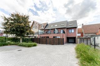 Groot (140m²) gelijkvloers appartement met praktijkruimte, 2 (mog. 3) slaapkamers en ruim terras/koerDit lichtrijke gelijkvloers appartement van 140...