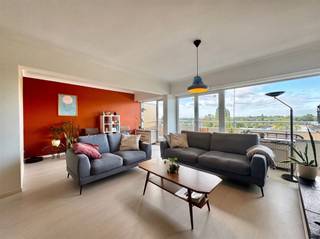 <p><span>In Residentie Talmar II, op een gunstige ligging nabij het centrum van Willebroek en de belangrijkste invalswegen, bevindt zich dit mooi gerenoveerde tweeslaapkamerappartement. Dankzij de vlotte verbindingen ben je snel onderweg, terwijl ook winkels, scholen en het centrum van Willebroek gemakkelijk bereikbaar zijn.</span></p><p><span>Het appartement beschikt over een aangename inkomhal die toegang biedt tot de verschillende leefruimtes. De ruime woonkamer geniet van veel lichtinval en vormt samen met de keuken het hart van het appartement. De oorspronkelijke keuken werd met respect voor het karakter in ere gehouden, maar voorzien van moderne technieken en hedendaags comfort.</span></p><p><span>Via de nachthal bereik je de twee zeer ruime slaapkamers, de badkamer, het apart toilet en de berging. Beide slaapkamers bieden voldoende plaats voor een comfortabel bed, kasten en extra inrichting. De badkamer werd smaakvol vernieuwd en beschikt over een comfortabel bad.</span></p><p><span>Een extra troef zijn de twee terrassen, waardoor je op verschillende momenten van de dag kan genieten van een aangename buitenruimte. Daarnaast bestaat er de mogelijkheid om een garagebox aan te kopen, wat zorgt voor extra parkeergelegenheid en praktische bergruimte.</span></p><p><span>Dit appartement combineert de charme van de oorspronkelijke elementen met een hedendaagse renovatie en biedt dankzij de zeer ruime slaapkamers, aangename leefruimtes, twee terrassen en de mogelijkheid tot aankoop van een garagebox een comfortabele woonomgeving op een centrale en vlot bereikbare locatie in Willebroek.</span></p>