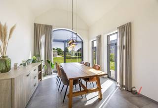 <p>Welkom in een woning waar je elke dag het gevoel krijgt dat je écht thuiskomt. Deze moderne en energiezuinige villa combineert een luxueuze afwerking met verrassend veel ruimte en licht.</p><p>De prachtige aanbouw met hoge plafonds is zonder twijfel een van de blikvangers van de woning. Hier geniet je van een indrukwekkend gevoel van openheid en een heerlijke connectie met de tuin. Met maar liefst 5 slaapkamers biedt deze villa alle ruimte voor een groot gezin, gasten of een thuiskantoor. Op de eerste verdieping bevinden zich 3 slaapkamers en 2 stijlvolle badkamers. De tweede verdieping herbergt nog 2 volwaardige slaapkamers.</p><p>Buiten begint het echte vakantiegevoel: een ingebouwd en verwarmd zwembad, omringd door groen en rust. Bovendien is er ook voldoende parkeergelegenheid aanwezig.</p><p>Hier word je wakker met zicht op groen, geniet je in alle privacy en kom je volledig tot rust. Een woning die niet alleen indruk maakt, maar vooral een plek is waar mooie herinneringen wachten om gemaakt te worden.</p><p>Zie jij jezelf hier al thuiskomen? Wacht dan niet langer en contacteer Lauren van Gilles Vastgoed via 0468/ 486 127 of email haar via lauren@gillesvastgoed.be</p><p>Een beeld zegt meer dan woorden … check hier ons filmpje op Instagram</p>