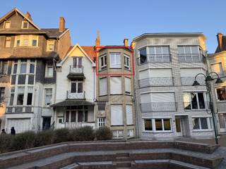 Bemeubeld appartement in de Dumontwijk met open zicht en zijdelings zeezicht.<br /><br />Lichtrijke woonkamer, keuken, 1 slaapkamer met wastafel, badkamer met douche en toilet en een gedeelte in de gemeenschappelijke kelder.<br /><br />Dubbele beglazing<br />Klein gebouw zonder lift = minder gemeenschappelijke kosten!<br /><br />EPC: 476 kWh / (m² jaar) - Label E<br />De woning is vrijgesteld van de renovatieplicht voor residentiële gebouwen door zijn ligging in een beschermd stads- en dorpsgezicht.<br /><br />Meer info en documenten op www.immodepanne.be