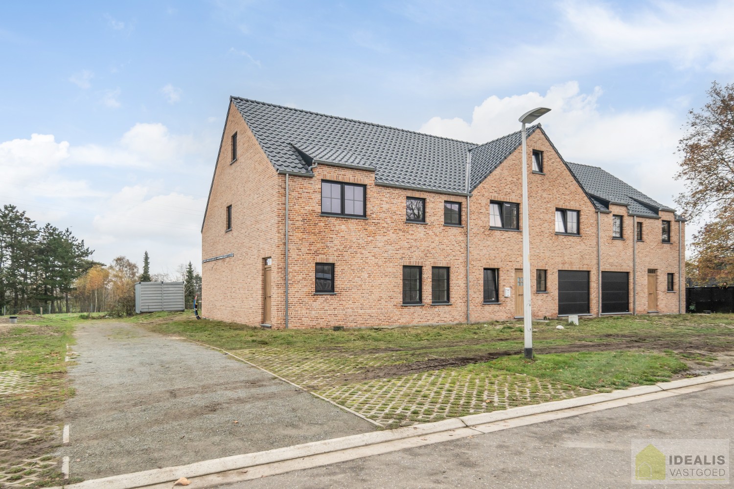 PRACHTIGE NIEUWBOUWWONING (GRONDAANDEEL €85.000,00 + 12% REGISTRATIERECHTEN EN CONSTRUCTIE €293.000,00 + 21% BTW) MET EEN HEERLIJK LICHTRIJKE WOONKAMER MET OPEN KEUKEN MET AANSLUITEND BERGPLAATS, 3 SLAAPKAMERS, EEN RUIME BADKAMER VOORZIEN VAN ALLE COMFORT - foto 2