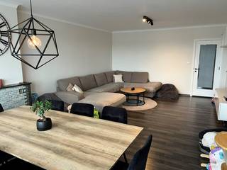 Instapklaar appartement op 3de verdieping (mét lift) gelegen in woonwijk Fort 4, achter het domein van kasteel Cantecroy, in een groene omgeving en een straat zonder doorgaand verkeer. Gunstige ligging nabij de Krijgsbaan, belangrijke invalswegen, scholen, openbaar vervoer, ... (mobiscore 9/10).<br />Het appartement bevindt zich in een zeer verzorgd gebouw en werd smaakvol vernieuwd naar het hedendaags comfort. Je komt het appartement binnen in een centrale hal met praktische berging/wasplaats en apart toilet. Je betreedt verder een ruime lichtrijke woonkamer 34m² met aansluitend een moderne en praktische keuken. Fraai ingerichte badkamer met inloopdouche en 2 slaapkamers (16 en 9m²) aan de achterzijde van het gebouw. De kleine kamer geeft toegang naar het terras van ca. 1m x 2m70. Bij het appartement hoort een privatieve kelderberging en een inpandige autostaanplaats.<br />Elektriciteit is conform. Voor een bezoek, maak een afspraak!<br />