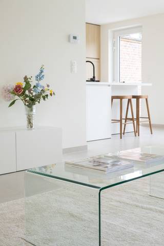 Hectaar bouwt twee energiezuinige en praktisch ingerichte nieuwbouwwoningen op een rustige ligging in Elewijt (Zemst).<br />De woningen zijn rustig gelegen maar toch zeer centraal nabij verschillende winkels, een lagere school en rechtstreeks verbinding naar alle invalswegen. Ideaal voor mensen die bereikbaarheid zoeken maar vooral rust.<br /><br />Bij elke woning krijgt de koper de kans om volledig inspraak te hebben in de inrichting en afwerking van de woning. In samenspraak met onze betrouwbare partnerleveranciers kies je zelf de materialen en afwerking volgens smaak en budget – zo maak je van deze woning écht jouw thuis.<br /><br /><strong>Indeling Lot 02:</strong><br />Gelijkvloers: Inkomhal met gastentoilet, ruime leefruimte met open keuken ( 41,51m²) en een inpandige garage<br />Verdieping: Nachthal met apart toilet, 3 zeer ruime slaapkamers (14,96m² - 13,98m² - 12,30m²), badkamer uitgerust met ligbad, inloopdouche en dubbele lavabomeubel<br />Zolder: Toegankelijk via het zolderluik - ideaal als extra opbergruimte/uitbreiding (36m²)<br /><br /><strong>Troeven van deze woning:</strong>
<ul>
<li>Energiezuinig wonen</li>
<li>Lucht/water warmtepomp, zonnepanelen en vloerverwarming </li>
<li>Ruime percelen</li>
<li>Regenwaterput 7.500l aangesloten op toiletten/wasmachine/buitenkraan</li>
<li>Inpandige garage</li>
<li><strong>Aankoop mogelijk aan 6% btw! </strong></li>
</ul>
Wens je meer informatie, contacteer ons vandaag nog voor meer informatie of een afspraak op kantoor te Asse. Plannen van de woning zijn terug te vinden op www.hectaar.be<br /><span>(Foto's zijn referentiebeelden van voorgaande projecten)</span>
