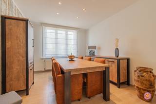 Vandaag nemen we je mee naar een instapklare driegevelwoning in het landelijke Sint-Amands. De woning is gelegen op wandelafstand van de Schelde, waar je kan genieten van een aangename wandeling langsheen het water.<br /><br />Bij het betreden van de woning komen we terecht in de inkomhal die toegang geeft tot de ruime leefruimte met aansluitend de uitgeruste keuken waar het niet alleen aangenaam is om te koken maar ook om te eten dankzij een gezellig verandagevoel. Achteraan bevindt zich de badkamer met inloopdouche, lavabo en toilet. Tevens is er een apart hoekje voor wasmachine en droogkast. <br /><br />Er is eveneens een droge kelder aanwezig, ideaal om voorraad te stockeren. We vinden er een batterij om de zonne-energie op te slaan waardoor je kan besparen op jouw elektriciteitsfactuur.<br /><br />Via de trap in de hal komen we op de eerste verdieping waar zich twee ruime slaapkamers bevinden.<br />Bijkomend pluspunt is de ruime zolder, waar een extra kamer(s) kan gemaakt worden.<br /><br />Al de ramen zijn reeds vernieuwd en overal zijn rolluiken aanwezig.<br /><br />Genieten van een aperitiefje kan je op het terras vanwaar je zicht hebt op de onderhoudsvriendelijke tuin.<br />Verder is er een afgesloten fietsenberging aanwezig. Via een zijpoortje kan je trouwens met de fiets meteen wegrijden op een mooi aangelegd fietspad.<br /><br />Heb je interesse in deze instapklare woning?<br />Neem gerust contact op via erik@julimmo.be of 0496 59 39 80.