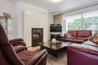Residentie Verona is een kleinschalig appartementsgebouw met slechts drie appartementen en een kantoor, gelegen in de rustige Pater Beckstraat, op wandelafstand van het bruisende centrum van Kortrijk. Dankzij deze uitstekende ligging bevinden winkels, supermarkten, scholen, horeca en diverse ontspanningsmogelijkheden zich vlakbij. Ook het station is vlot bereikbaar, zowel te voet als met de fiets. De nabijheid van belangrijke invalswegen zorgt bovendien voor een uitstekende verbinding met de omliggende gemeenten en steden.<br /><br />Het appartement bevindt zich op de eerste verdieping en biedt een bijzonder aangename combinatie van ruimte, licht en buitenbeleving. Bij het binnenkomen zorgt de inkomhal met gastentoilet voor een warm welkom. De ruime leefruimte geniet dankzij de grote raampartijen van een overvloed aan natuurlijk licht en beschikt zowel aan de voor- als achterzijde over een terras. Hierdoor kan je op elk moment van de dag genieten van een aangename buitenruimte.<br /><br />Aansluitend bevindt zich de aparte keuken, die rechtstreeks toegang biedt tot een indrukwekkend derde terras van maar liefst 65 m². Deze uitzonderlijke buitenruimte vormt een absolute troef van het appartement en biedt tal van mogelijkheden om te genieten, te ontspannen of gezellig te tafelen.<br /><br />Verder beschikt het appartement over een aparte bureauruimte en drie ruime slaapkamers. Eén van de slaapkamers is uitgerust met een praktische dressing. De badkamer is voorzien van een dubbel lavabomeubel, een ligbad en een aparte douche.<br /><br />Als extra troef beschikt het appartement over een private kelderberging en een garage.<br /><br />Waarom net dit aanbod overwegen?<br /><br />✔ 150 m² bewoonbare oppervlakte<br />✔ 3 slaapkamers<br />✔ uitstekende ligging<br />✔ rustige buurt<br />✔ veel lichtinval<br />✔ EPC B<br />✔ kleinschalige residentie<br />✔ garage<br />✔ kelderberging<br /><br />Interesse, bel 0486 05 88 88<br />Attesten & documenten: www.nestr.be