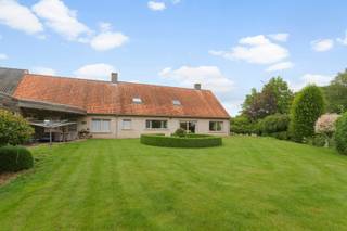 <span><span>Aan het gehucht 'de Gapaard' te Lo-Reninge, stellen wij u deze<strong> </strong><strong>bedrijfsgebouwen (winkel en serres) met woning </strong>voor. <br />De<strong> commerciële ligging </strong>langs de <strong>N8</strong>, verbindingsweg <strong>Veurne-Ieper</strong>, maakt de locatie uitermate geschikt voor de uitbating van uw onderneming. <br /><br />Naast de bedrijfsgebouwen, bestaande uit<strong> serres (ca. 1.405 m<sup>2</sup>), met overdekte opslagruimtes en winkelruimte (1.210 m<sup>2</sup>)</strong>, bieden wij u ook een<strong> instapklare woning</strong> aan (bouwjaar: 1992).<br /><br /><strong>De woning, met een bruikbare vloeroppervlakte van 328 m<sup>2</sup></strong>, bestaat uit een grote inkomhal met aansluitende gang, traphal en apart gastentoilet, ruime living met zicht op de aangelegde tuin, grote leefkeuken voorzien van alle apparaten en koele berging, zithoek/bureauruimte, ruime inpandige garage en extra bergruimtes (technische ruimte en wasberging). Op heden zijn er reeds 4 slaapkamers aanwezig (3 op de eerste verdieping en 1 op het gelijkvloers). Er is echter nog voldoende ruimte om kamers bij te creëren. De badkamer, uitgerust met douche, ligbad en dubbele lavabo in meubel, bevindt zich op het gelijkvloers.<br /><br /><strong>Het gehele perceel heeft een oppervlakte van 6.574 m².</strong> Achteraan de woning beschikt men over een <strong>grote, aangelegde en zuid-georiënteerde tuin</strong>. Vooraan is er ruimte om te stapelen of voor een <strong>afgesloten parkeerterrein</strong>.<br /><br />Het woongedeelte staat in verbinding met de winkelruimte met aanpalende serres, bedrijfsgebouwen en opslagruimte, waaronder een grote bergzolder. Alle gebouwen zijn prima onderhouden en in goede staat. Aan parkeerplaats is er tevens geen gebrek. </span><br /><br /><span>Ben je op zoek naar een ruime locatie op een commerciële ligging met <strong>veel passage en zichtbaarheid</strong>, waar wonen en werken op een aangename manier kan gecombineerd worden? Dan ben je te Gapaard 6 aan het juiste adres! <br /><br /><u>Troeven:</u></span></span>
<ul>
<li><span><span>Prima staat van alle gebouwen (instapklaar);</span></span></li>
<li><span><span>commerciële ligging langs de N8 (Veurne-Ieper);</span></span></li>
<li><span><span><strong>Bebouwde oppervlakte van maar liefst ca. 2.900 m²</strong>;</span></span></li>
<li><span><span>ruime parking en uitgerust met alarmsysteem;</span></span></li>
<li><span><span>2 koelcellen aanwezig;</span></span></li>
<li><span><span>7 x 10.000l regenwater;</span></span></li>
<li><span><span>...</span></span></li>
</ul>
<span><span><u>Mogelijk toegestane activiteiten:</u></span></span>
<ul>
<li><span><span>Een aantal zonevreemde functiewijzigingen zijn toelaatbaar. <strong>Klik HIER voor meer info.</strong> Enkele voorbeelden van mogelijke bestemmingen: bewoning met aansluitende gebouwengroep die louter dient voor opslag van materiaal/goederen, toeristische logies (vakantiewoning of B&B), paardenhouderij, manège, dierenasiel, dierenpension, dierenartsenpraktijk, jeugdlogies, tuinaanlegbedrijf, dierentherapie, opleiding- of therapiecentrum met verblijf, etc. Alsook ondergeschikte functies (handel, horeca, kantoorfunctie of diensten) die noodzakelijk zijn voor de uitoefening van de hoofdfunctie met een maximum van 100 m<sup>2</sup> worden toegestaan.</span></span></li>
<li><span><span>Agrarische activiteiten: land- en tuinbouw in de ruime zin. </span></span><span><span>Ideale locatie voor kweek/verkoop van bomen, bloemen en planten, groenten en fruit, serreteelt (tomaten, aardbeien, cress, hydrocultuur, microgroenten,...).</span></span></li>
<li><span><span>Para-agrarische activiteiten: ondernemingen waarvan de activiteit onmiddellijk bij de landbouw aansluit en erop afgestemd is zoals bv. landbouwmechanisatie, veevoeders, strohandel, handel in meststoffen, handel in zaaigoed, aardappelhandel, landbouwloonwerkondernemingen, inpak-, conditionerings- en opslagbedrijven van verse landbouwproducten, koelplaatsen, silo's en drooginstallaties voor land- en tuinbouwproducten, etc.</span></span></li>
</ul>
<span><span>Wenst u meer info over de toegestane activiteiten? Of liever een bezichtiging? Neem contact met ons kantoor en we begeleiden u graag verder tijdens een plaatsbezoek. Dit kan op het nummer <strong>051 50 11 51</strong> of per mail via <strong>diksmuide@diksimmo.be</strong>.</span></span>