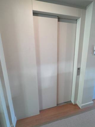 <p>Deze prachtige karaktervolle woning vlakbij de Schelde in Temse werd in 2011 volledig gerenoveerd en afgewerkt met hoogwaardige materialen.</p>
<p>Op het gelijkvloers beschikt de woning over een mooie inkomhal met gastentoilet, een gekoelde wijnruimte, een badkamer met lavabo, douche en technische ruimte, 2 inpandige garages met sectionaalpoort en via de prachtige massief eiken trap of de lift bereikt u gemakkelijk de volgende verdiepingen.</p>
<p>Op de 1<sup>e</sup> verdieping vindt u een lichtrijke woonkamer met inbouwhaard. Vanuit de woonkamer heeft u een mooi zicht op de Schelde. De kwalitatieve SieMatic keuken is voorzien van ingebouwde Miele-toestellen : ijskast, diepvries, vaatwasmachine, heteluchtoven, microgolfoven, bordenwarmer, koffiemachine, wijnkoelkast, inductie kookvuur en dampkap.</p>
<p>Vanuit de keuken bereikt u een terras en tevens een bureauruimte die ook als extra woonkamer zou kunnen fungeren.</p>
<p>Op de 2<sup>e</sup> verdieping zijn er 2 mooie slaapkamers en 2 badkamers aanwezig. Deze badkamers, de ene uitgerust met een dubbele lavabo en een ligbad, de andere met een douche en lavabomeubel met aansluitingen voor wasmachine en droogkast, staan met elkaar in verbinding. De master bedroom beschikt tevens over een dressing.</p>
<p>Op de 3<sup>e</sup> verdieping zijn er verschillende kamers die dienst kunnen doen als slaapkamer of hobbyruimte.</p>
<p>Deze karaktervolle en zeer goed onderhouden woning die volledig gerenoveerd werd, is in detail afgewerkt met prachtige en kwalitatieve materialen zoals massieve eiken parket en marmeren vloeren, metalen designdeuren, een domoticasysteem, zonnescreens, elektrische rolluiken, airco’s in de woonkamer, de master bedroom en de wijnruimte, 16 zonnepanelen, een alarmsysteem, een hydraulische lift en 3 aparte toiletten (1 op elke verdieping). Onder de woning is er een kruipruimte aanwezig.</p>
<p>De woning beschikt over een EPC met energielabel C, is asbestveilig en de elektriciteit is conform het AREI.</p>
<p>Achteraan het perceel bevindt zich een hangar/garage van +/- 100 m² die veel mogelijkheden biedt.</p>
<p>Centraal gelegen, aan de Schelde en het Scheldepark, vlakbij prachtige fietsroutes en op wandelafstand van winkels. Goede verbinding met N16 en E17.</p>