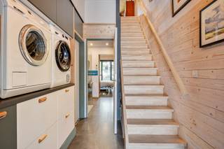 <pre><span>À deux pas du centre de Gand, découvrez cette maison à l'intérieur unique. Son agencement joue avec les espaces et la lumière, donnant une impression de grandeur insoupçonnée de l'extérieur.

Le hall d'entrée, équipé d'un local à vélos, dessert directement les différentes pièces de la maison. Au rez-de-chaussée, une salle de bains parfaitement équipée et une chambre s'ouvrent sur un jardin paysager. Un bassin et une terrasse avec un espace détente offrent une intimité et une tranquillité absolues, ainsi qu'un cadre idéal pour profiter du plein air entre amis durant l'été.

L'escalier mène au premier étage, où une cuisine lumineuse et entièrement équipée, rénovée en 2025, communique avec la salle à manger offrant une vue sur le jardin. Un bureau peut y être aménagé. Au deuxième étage, la partie avant, actuellement aménagée en bureau, peut facilement être transformée en chambre. La partie arrière, quant à elle, est meublée en un salon confortable donnant sur un jardin privé appartenant à la ville de Gand. L'emplacement permet également un accès rapide aux grands axes routiers aux heures de pointe.

Caractéristiques techniques :

- Triple vitrage, remplacé en 2021

- Toiture remplacée en 2024

- Parquet massif en chêne aux premier et deuxième étages

- Arrivée d'eau et évacuation prévues pour une salle de bains

Nous serions ravis de vous accueillir sur place pour une visite détaillée.

Tél. 09 274 15 53
Courriel : floris@cornelis-goeman.be</span></pre>