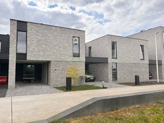 Deze eigentijdse recente woning vind je terug op Belgicastraat 30, op wandelafstand van het centrum van Bilzen. Alle dagelijkse voorzieningen zoals winkels, school en openbaar vervoer liggen binnen handbereik. <br /><br />De woning maakt deel uit van de nieuwe woonbuurt "Bivelenhof". Het is een gesloten bebouwing met een bruto bewoonbare oppervlakte van 141m², voorzien van 3 slaapkamers, een carport en een gezellige tuin.<br /><br />In de volledige woning zijn de lichtarmaturen reeds geplaatst, alsook gordijrails.<br />De tuin is volledig aangelegd met kunstgras.<br /><br />De indeling is als volgt:<br />Inkomhal met vaste trap naar de eerste verdieping en toegang tot het apart toilet. Via de inkomhal bereikt u de gezellige leefruimte die een doorlopend geheel vormt met de eethoek en de keuken. In de leefruimte zorgen de grote raampartijen voor veel lichtinval en een mooie uitkijk op de tuin. Via dit raampartij bereikt u tevens het terras waarop u van alle rust kan genieten. Verder is er ook een ruime berging.<br /><br />Op de eerste verdieping zijn 3 slaapkamers, een apart toilet en een badkamer voorzien. De badkamer is uitgerust met een dubbele wastafel en een douche.<br /><br />Enkele troeven van deze mooie woning :<br /> - BEN woning<br /> - groene omgeving<br /> - dicht bij het bruisende centrum van Bilzen<br /> - goede bereikbaarheid: autosnelweg en openbaar vervoer in de nabijheid<br /><br />Wens je deze woning te bezichtigen? Maak dan een afspraak met Valère Vangeel op het nummer 0472 32 34 24 of via valere@vestio.com.