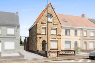 Halfopen woning met uitweg in het hart van Ingelmunster te koop<br /><br />De woning beschikt op het gelijkvloers over een inkomhal met traphal, een lichtrijke leefruimte met zit- en eetplaats, een aansluitende keuken en een badkamer voorzien van douchebad, wastafel en toilet. Aansluitend aan de keuken bevindt zich een veranda met toegang tot de berging en tuin.<br /><br />Op de eerste verdieping bevinden zich drie volwaardige slaapkamers. Via een vaste trap bereikt u de ruime zolderverdieping, die tal van mogelijkheden biedt. Deze ruimte kan eenvoudig worden ingericht als extra slaapkamers, bureau, hobbyruimte of een combinatie hiervan.<br /><br />De woning beschikt over een aangename tuin. Via de gedeelde oprit is de bestaande garage vlot bereikbaar. Aan de achterzijde is er bovendien een uitweg aanwezig, waar in principe eveneens de mogelijkheid bestaat om een garage te voorzien.<br /><br />Troeven:<br />- Achteruitweg met mogelijkheid tot garage<br />- zolder met vaste trap (mogelijkheid tot realisatie slaapkamer, bureau of hobbyruimte)<br />- Tuin bereikbaar via zij- en achterzijde<br />- Centrale ligging nabij winkels, scholen, openbaar vervoer en sportinfrastructuur (Gemeentelijke Sporthal Ingelmunster)<br /><br />Bent u op zoek naar een woning met veel potentieel en een centrale ligging nabij alle voorzieningen?<br />Contacteer ons vandaag nog voor meer informatie of een bezoek ter plaatse.<br />Bel Louise op 0496 08 08 00 of mail louise@immo-lys.be