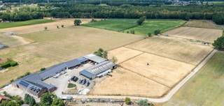 OUDSBERGEN - Zeer ruime landbouwwoning op 2,5ha met loodsen <br /><br />Deze ruime landbouwwoning met deels vergunde loodsen en weiland biedt tal van mogelijkheden voor wie op zoek is naar ruimte, rust en een ruime eigendom. De combinatie van de woning, de bijhorende loodsen en het aansluitende weiland maakt dit pand bovendien interessant voor bijvoorbeeld een kangoeroewoning of andere invulling. Informeer zeker naar de mogelijkheden en bestemmingen op deze eigendom.<br /><br />De woning beschikt op het gelijkvloers over een inkomhal met aan beide zijden een ruime leefruimte met keuken. Beide leefruimtes geven uit op de grote veranda/polyvalente ruimte. Verder bevinden er zich een badkamer, apart toilet, wasplaats en verschillende bergruimtes.<br />Op de verdieping zijn momenteel maar liefst 5 slaapkamers aanwezig. Dankzij de beschikbare ruimte zijn er mogelijkheden om bijkomende kamers te creëren en eventueel een tweede trap te voorzien.<br /><br />Aansluitend aan de woning bevindt zich een ruime loods met achterliggende opslagruimte. Daarnaast ligt een mooi, aaneengesloten weiland van circa 2 hectare, volledig omheind met Bekaert-draad.<br />De volledige eigendom is omheind en beschikt over een brede automatische toegangspoort.<br /><br />De woning werd reeds voorzien van zonnepanelen. De daken van de woning en de vergunde loodsen werden vernieuwd en ook het buitenschrijnwerk werd reeds vervangen.<br /><br />Een ruime eigendom met veel mogelijkheden!<br /><br />Wenst u meer informatie of wilt u graag een bezoek inplannen? Aarzel dan niet om ons te contacteren via 053/60.65.66.