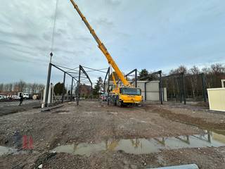 Nieuwbouw <strong>KMO-unit</strong> te koop met een oppervlakte van <strong>249 m² </strong>en 2 privatieve parkeerplaatsen.<br />De loods maakt deel uit van <strong>“Apollo”</strong>, een gloednieuw KMO-project bestaande uit diverse multifunctionele units vanaf 175 m² tot 832 m² (samenvoegbaar), waaronder enkele met kantoorverdieping (fase 2). Deze ontwikkeling ligt op <strong>minder dan 2 km</strong> van het op- en afrittencomplex van de <strong>E17 te Waregem</strong> – een absolute <strong>toplocatie</strong> voor ondernemers die belang hechten aan bereikbaarheid in een bedrijvige regio.<br /><br />De casco magazijnruimtes (brandklasse C) zijn opgebouwd uit een duurzame staalstructuur met geïsoleerde sandwichpanelen met afwerkingspaneel. Ze beschikken over een <strong>vrije hoogte van 6 meter</strong>, wat zorgt voor een optimaal gebruik van de ruimte. Elke unit is standaard uitgerust met een <strong>automatische sectionale poort</strong> (4 m B x 4,2 m H) met aparte toegangsdeur en bovenlicht, een lichtstraat met geïntegreerde RWA-koepel en een slijtvaste <strong>polybetonvloer </strong>(1T/m²). Tevens beschikt elke unit over een individuele regenwaterput van 15.000L.<br />Per unit zijn <strong>minstens twee privatieve parkeerplaatsen voorzien</strong> (niet inbegrepen in de verkoopprijs). De loodsen zijn ideaal voor uiteenlopende doeleinden zoals atelier, opslag en distributie.<br /><br />De middelenverbintenis met betrekking tot de oplevering van blok 1 is gepland voor het <strong>vierde kwartaal van 2026</strong>. Grijp nu je kans en investeer in een toekomstgerichte werkomgeving op een toplocatie!<br /><br /><span><span>Contacteer <strong>PANORAMA B2B</strong> voor bijkomende (technische) inlichtingen, plannen of een vrijblijvend <strong>plaatsbezoek 056 222 256.</strong></span></span>