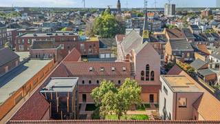 <p><strong>Uniek wonen in het voormalige Clarissenklooster</strong></p><p>In het centrum van Boom krijgt het voormalige Clarissenklooster een bijzondere nieuwe toekomst. <strong>CLARIS</strong> combineert authentiek historisch erfgoed met hedendaags en energiezuinig wooncomfort. Het project omvat 15 karaktervolle kloosterwoningen en 15 moderne nieuwbouwappartementen, samen rond een groene kloostertuin.</p><p>De ruime <strong>kloosterwoningen</strong> tellen 2 tot 3 slaapkamers, met bij verschillende woningen de mogelijkheid om de royale zolder verder in te richten tot <strong>4 of zelfs 5 slaapkamers</strong>.</p><p>Een belangrijke troef: de kloosterwoningen kunnen <strong>onder de geldende voorwaarden aan het verlaagde btw-tarief van 6%</strong> worden aangekocht. Dit kan een aanzienlijk financieel voordeel opleveren.</p><p>De <strong>nieuwbouwappartementen</strong> bieden 1 of 2 slaapkamers, veel natuurlijke lichtinval en ruime terrassen met zicht op de groene kloostertuin. De historische kloostermuur wordt geïntegreerd in de architectuur en geeft ook dit deel van CLARIS een uniek karakter.</p><p>Bovendien hoef je niet lang te wachten op je nieuwe thuis. De kloosterwoningen zijn reeds <strong>ruwbouw-winddicht</strong> en de oplevering is voorzien in het <strong>voorjaar van 2027</strong>. Na het maken van je afwerkingskeuzes komt je intrede dus snel dichterbij.</p><p><strong>Kortom, een unieke combinatie van geschiedenis, ruimte, groen en hedendaags wooncomfort!</strong></p>