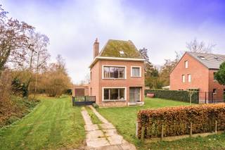 Ruime gezinswoning op een uitzonderlijk perceel van 2.491 m² in Mechelen-Zuid!Deze woning is gelegen op een indrukwekkend perceel van 2.491 m² en...