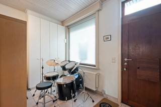 Deze woning is in een rustige straat gelegen.De indeling is als volgt: inkom, lichtrijke leefruimte met open keuken, badkamer (douche, wastafel en...